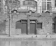880449 Gezicht op de verwaarloosde werfkelders onder het pand Oudegracht 332 te Utrecht.